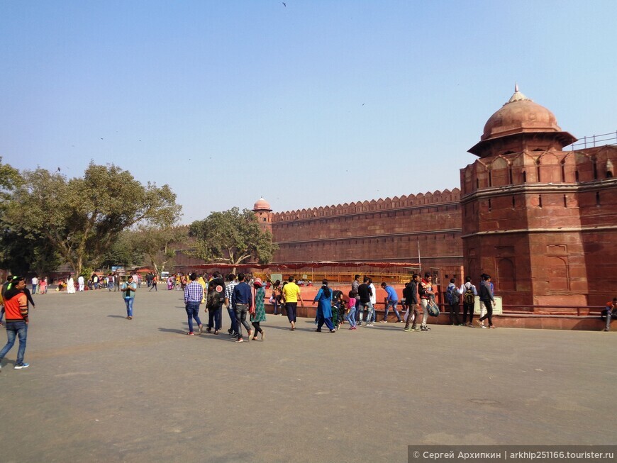 Мощные средневековые Лахорские ворота — главный вход в Красный Форт императоров Великих Моголов в Дели