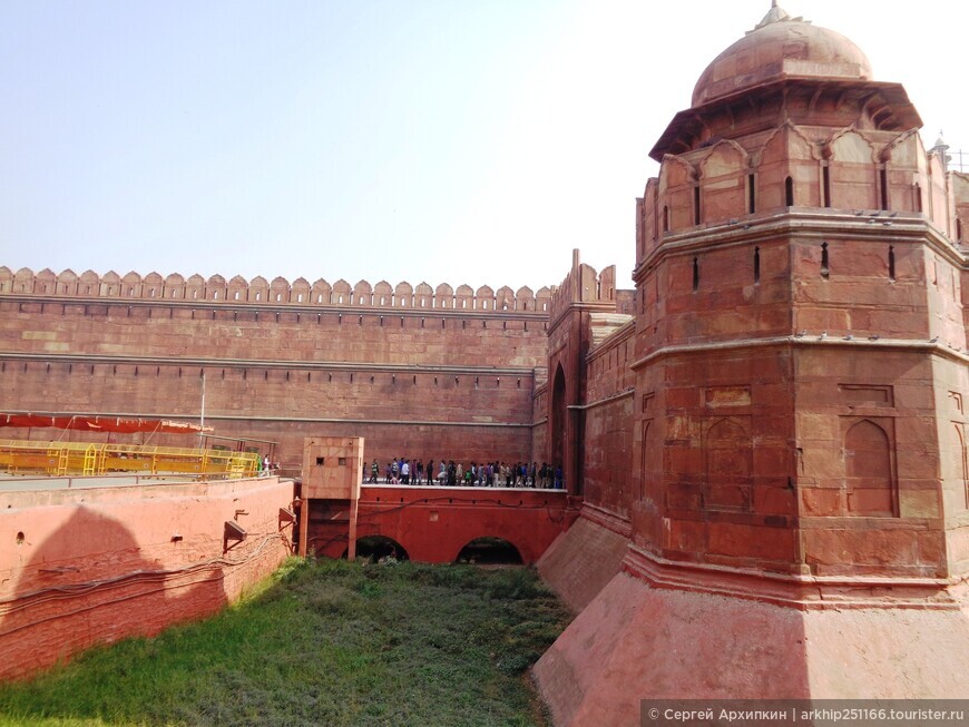Мощные средневековые Лахорские ворота — главный вход в Красный Форт императоров Великих Моголов в Дели