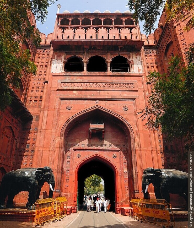 Делийские ворота (17 века) в Красном форте в Дели