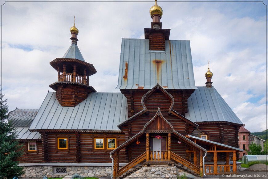 Свято-Макариевский храм является практически точной копией церкви Николая Чудотворца в Саввинской слободе близ Звенигорода