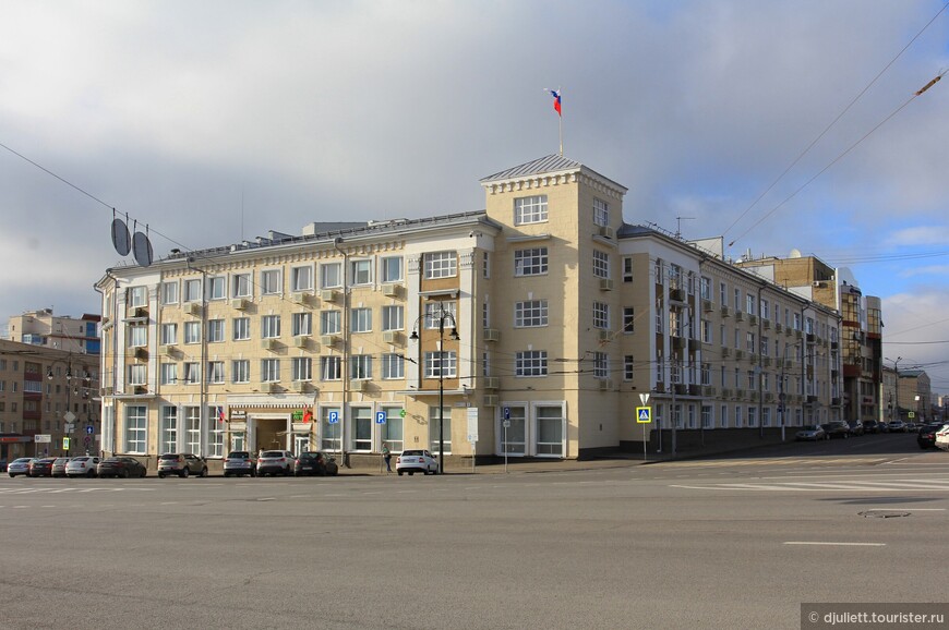 Шестёрка - дом по адресу Красная площадь, дом 6. Слева от него начинается улица Дзержинского.