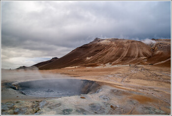 В исландском Гриндавике появилась огромная трещина в земле