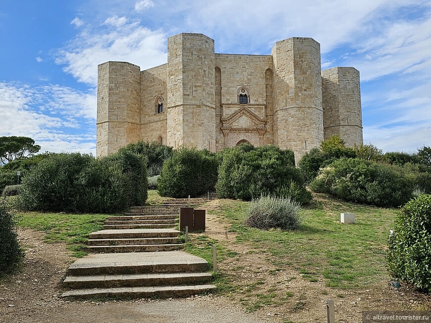 Кастель-дель-Монте – один из самых знаменитых и загадочных замков эпохи Средневековья. О его назначении эксперты спорят до сих пор.