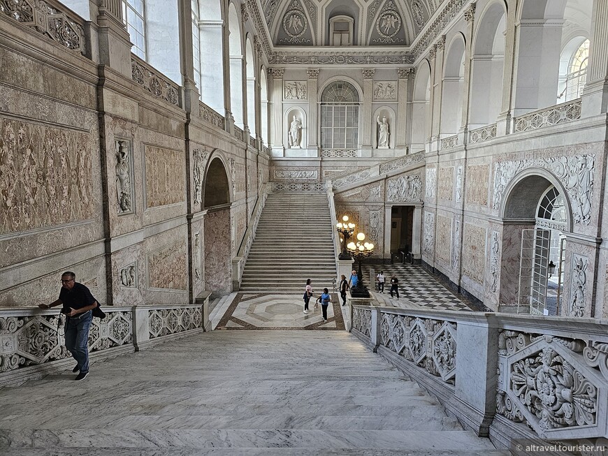 Парадная лестница в Королевском дворце в Неаполе.