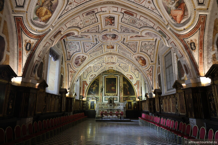 Cакристия в церкви Св. Анны с росписью сводов, выполненной Джорджо Вазари в середине 16-го века.