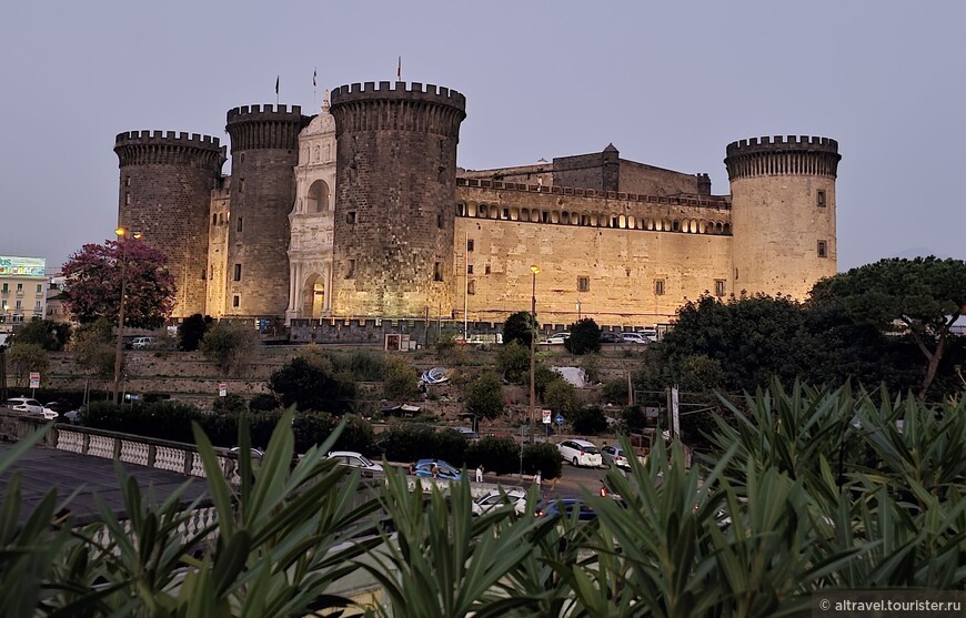 Кастель-Нуово - «Новый замок», возведённый королём Карлом Анжуйским в XIII веке.