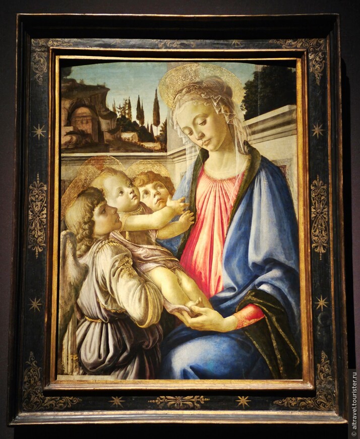 Боттичелли. Мадонна с Младенцем и двумя ангелами. 1468-1469.
