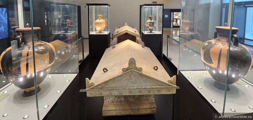 Гробница атлета, найденная в Таранто. Вокруг - выигранные им призы. Ок.480 г. до н.э.