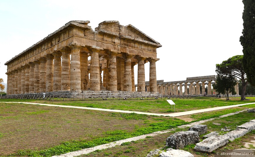 В нынешнем Пестуме хорошо сохранились три дорических храма VI — V веков до н. э.