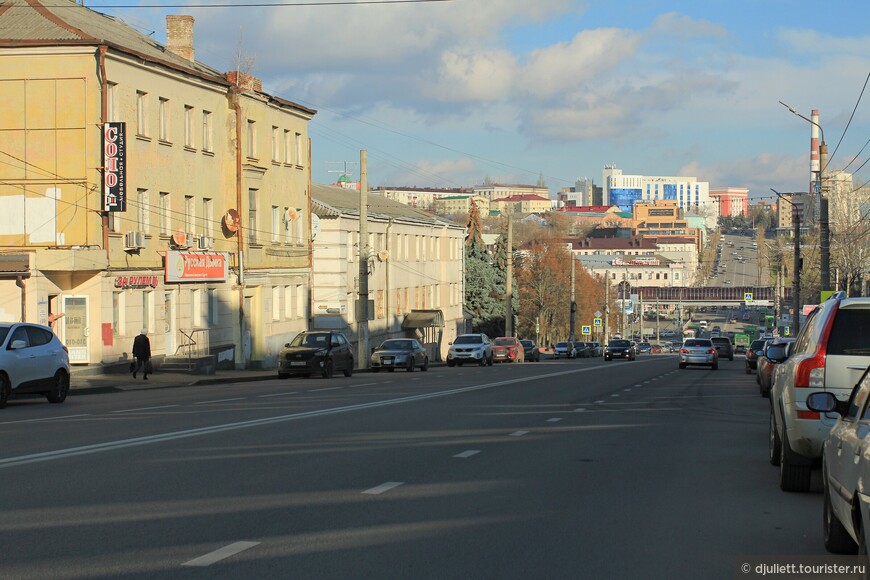 Вид на улицу Дзержинского в сторону Красной площади с перекрёстка улиц Советской и Белинского.