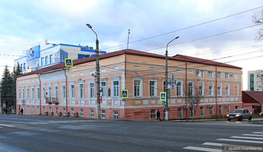 Вид дома с угла улиц Дзержинского и Дружининской