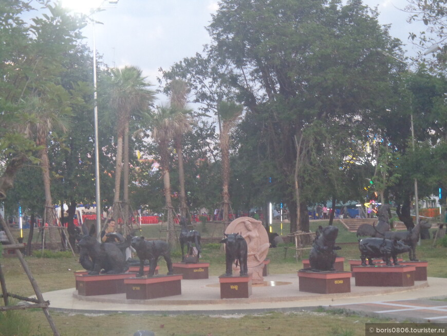 Парк с памятниками животным китайского календаря