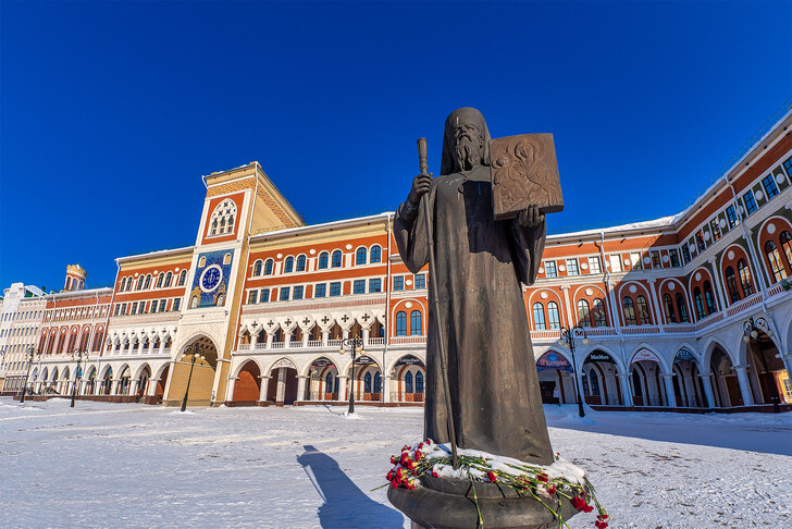 Памятник Алексию II на фоне Национальной художественной галереи