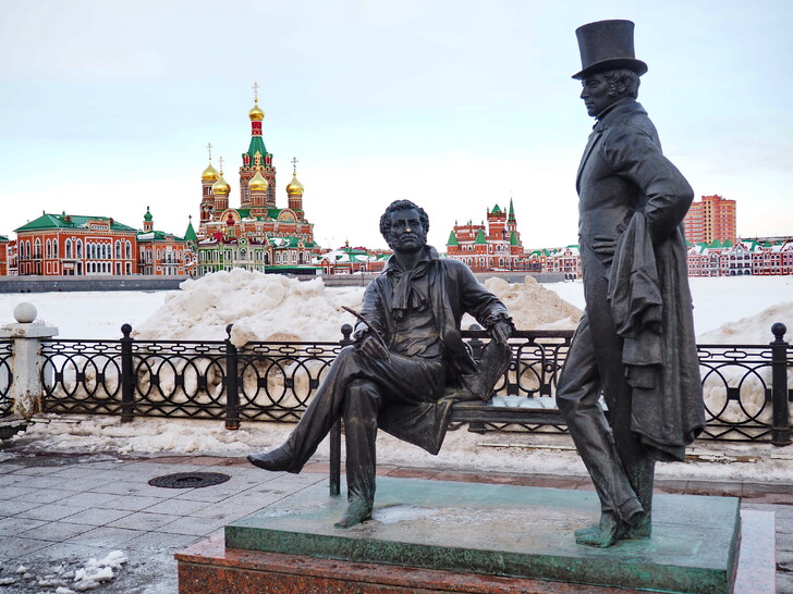 Памятник Пушкину и Онегину