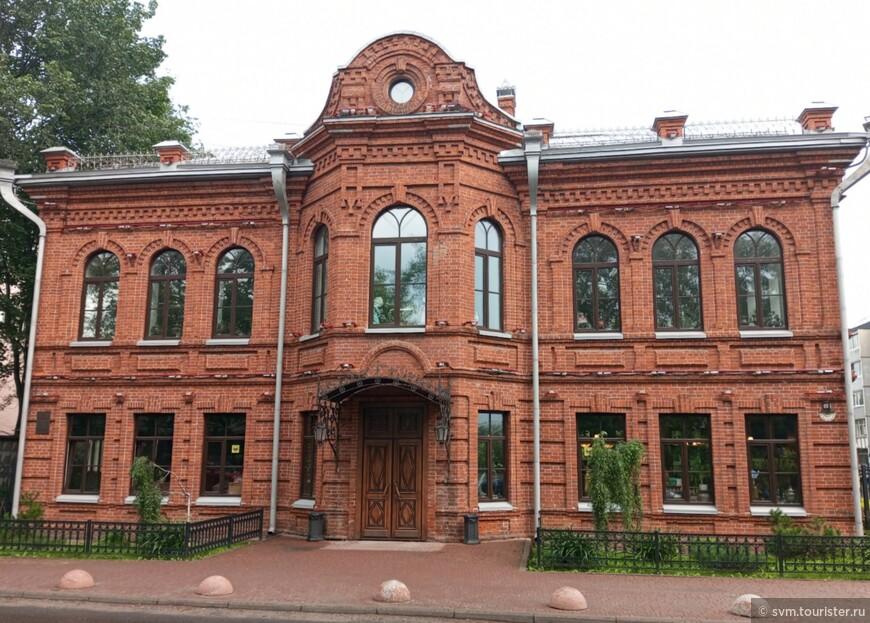 Экспозиция музея посвящена главным образом самоварам,а также быту царской России.Не забыта тема истории женского училища,располагавшегося здесь.
