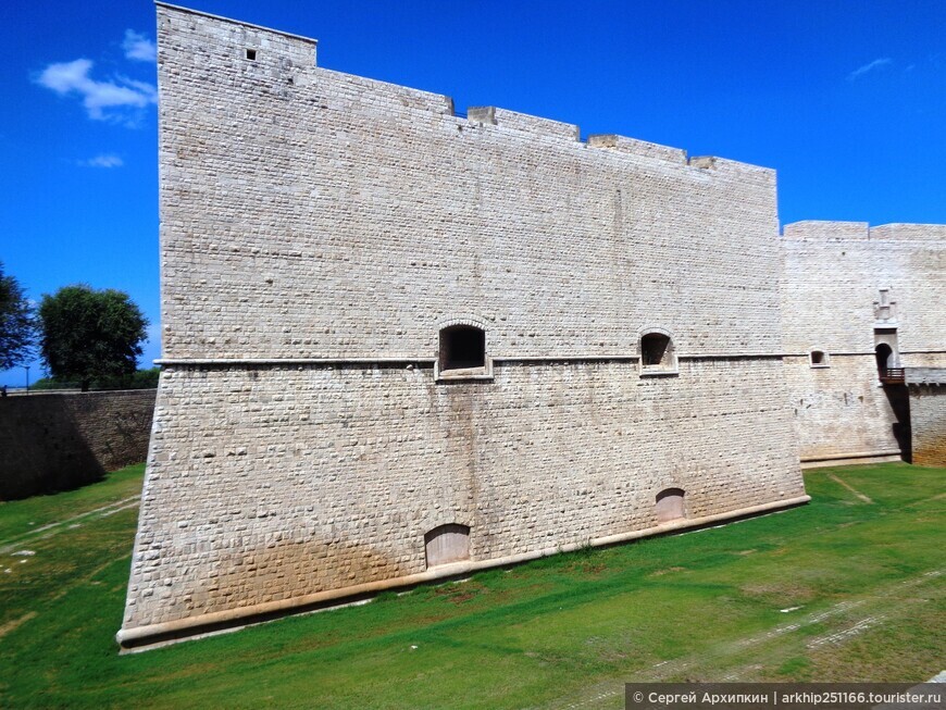 Мощный средневековый замок Барлетты в Апулии на юге Италии