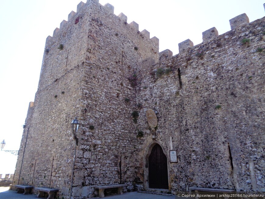 Норманнский средневековый замок Венеры (12 века) — в горном Эриче на высоте 1 километра на Западе Сицилии