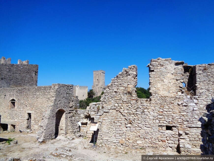 Норманнский средневековый замок Венеры (12 века) — в горном Эриче на высоте 1 километра на Западе Сицилии