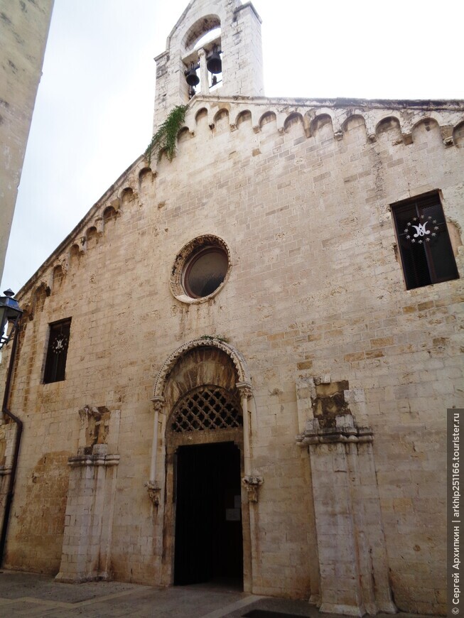 Средневековая церковь Святого Франциска в Трани (Апулия) на юге Италии