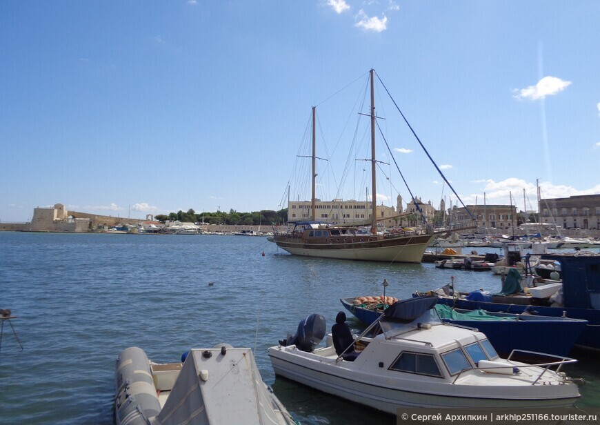 Средневековый морской порт Трани (Апулия) на побережье Адриатического моря