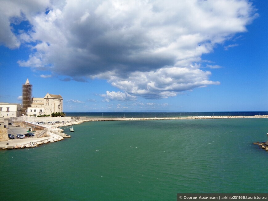 Средневековый морской порт Трани (Апулия) на побережье Адриатического моря