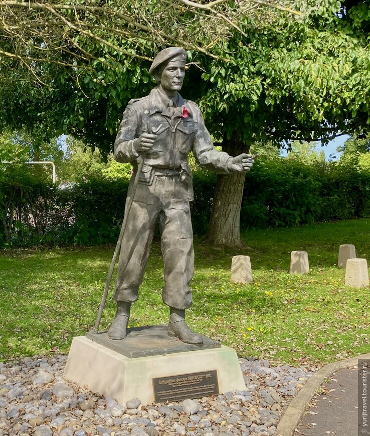Памятник Бригадному генералу десантников Джеймс Хилл (1911 - 2006) - основателю парашютно-десантного полка. Был одним из самых опытных специалистов в области ВДВ того времени. Джеймс Хилл также стал самым старшим выжившим офицером высадки в День-D. 