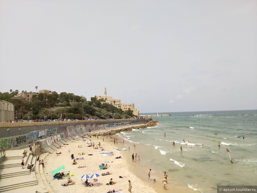 Вид на старый Яффо с тель-авивского пляжа.