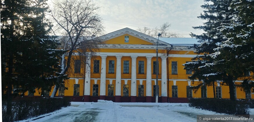 Демидовская площадь. Горный госпиталь.