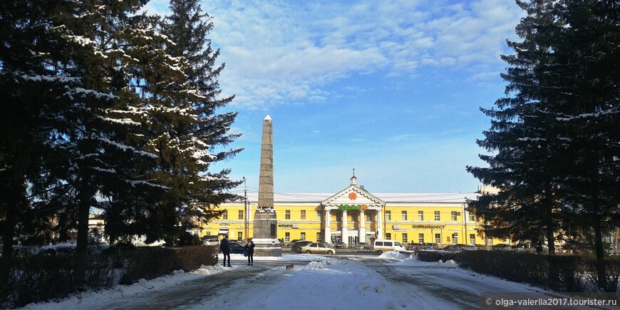 Демидовский столп и бывшее здание Богадельни.