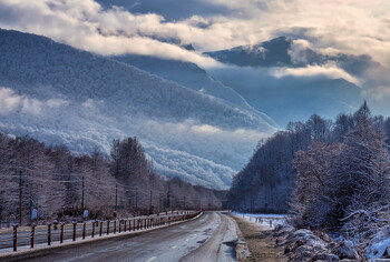 КПП «Верхний Ларс» на границе с Грузией закрыт двое суток из-за снегопада