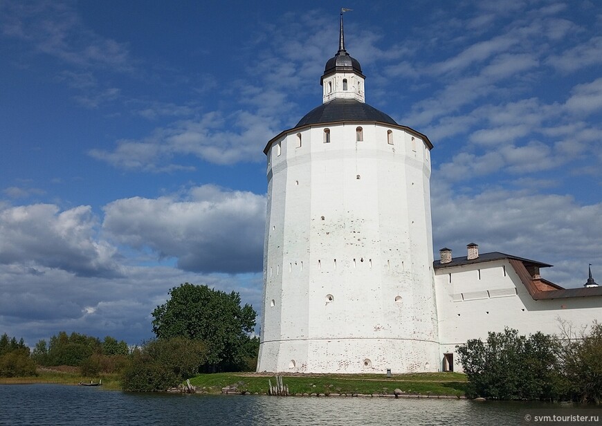 Угловая Белозерская башня замыкает ограду монастыря со стороны озера.Была построена в 1667 году.С середины 18-го века подвал башни использовался как склад вина.