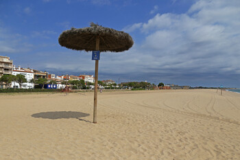 На пляжах Барселоны становится всё меньше песка