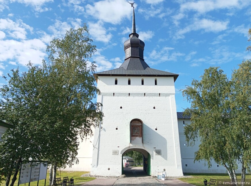 Казанская башня была построена в 1659 году над главным въездом в монастырь и получила свое название от Казанской церкви,расположенной напротив.Высота башни до кровли 17 метров,а кровля со шпилем,увенчанный фигурой трубящего ангела,относится к концу 18-го-началу 19-го века.