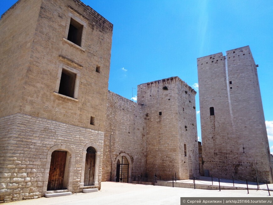Средневековый норманнский замок 11 века в Бишелье на юге Италии