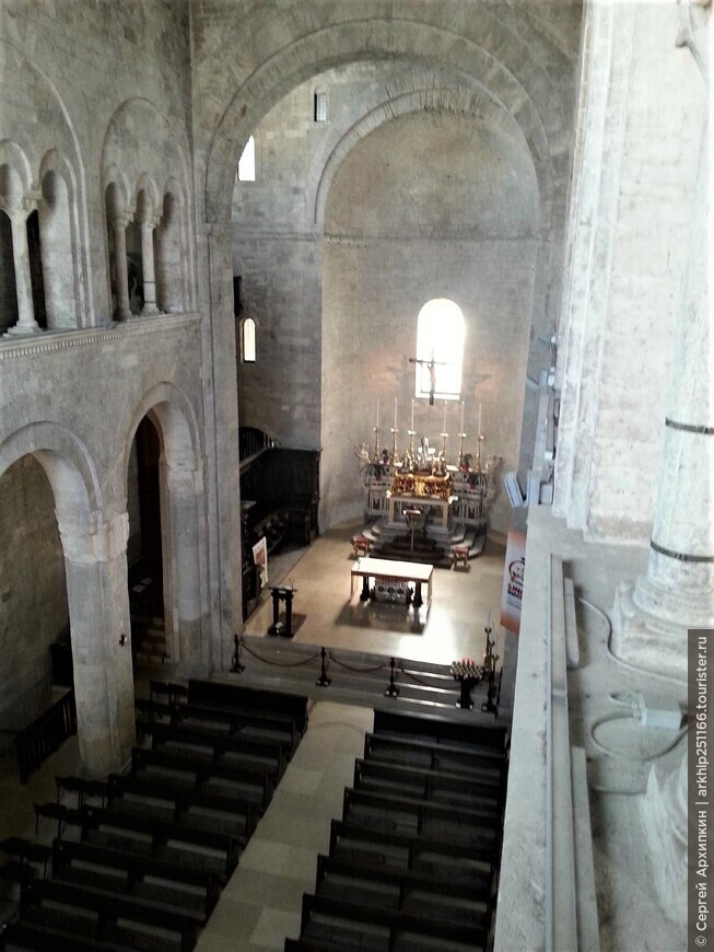 Средневековый Кафедральный собор 12 века в Бишелье на юге Италии