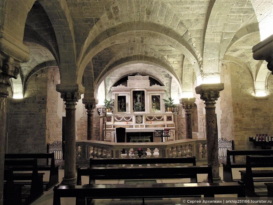 Средневековый Кафедральный собор 12 века в Бишелье на юге Италии