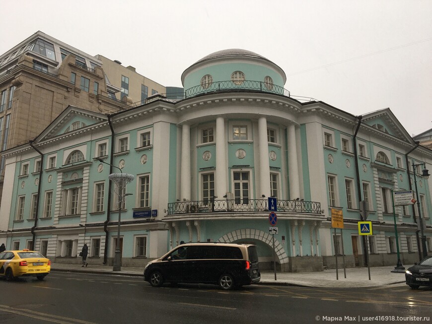 Москва: 600 метров Воздвиженки, две выставки в Музее архитектуры и Королева в Театре Луны