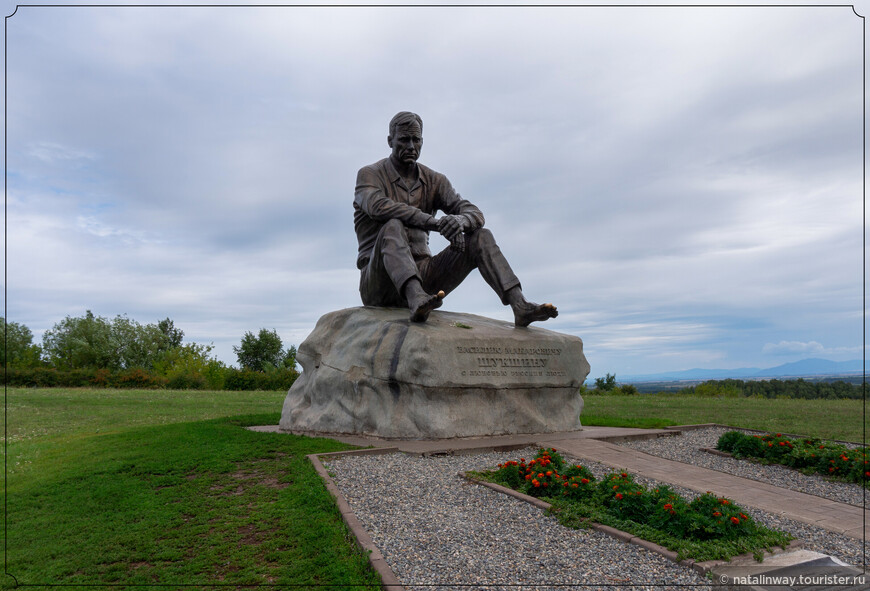 Памятник Василию Шукшину на горе Пикет. Автор — скульптор Вячеслав Клыков.