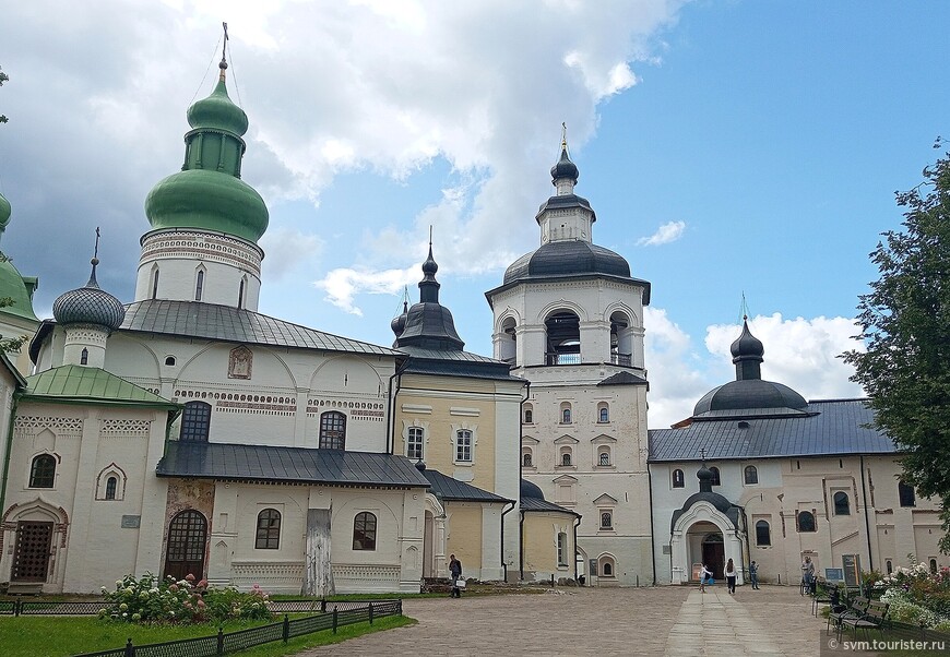 Слева направо:Успенский собор,колокольня и церковь Введения(от нее видно только главку) с трапезной палатой.