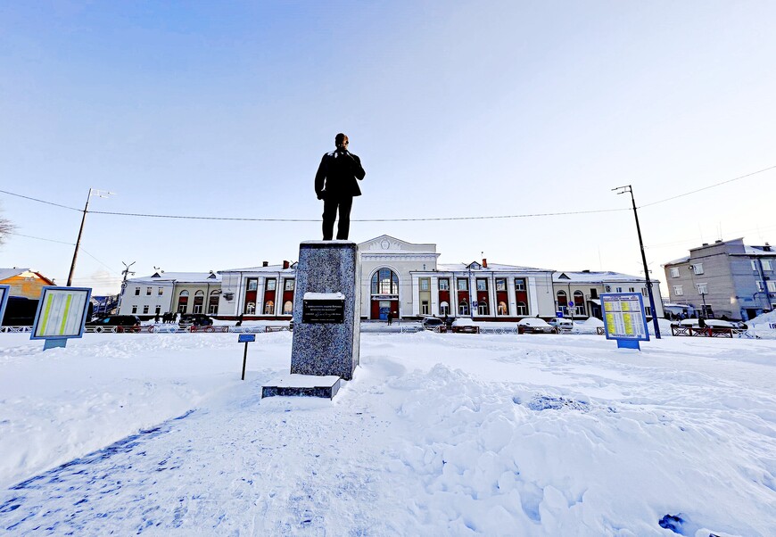 Памятник В. Л. Ленину перед вокзалом Котласа