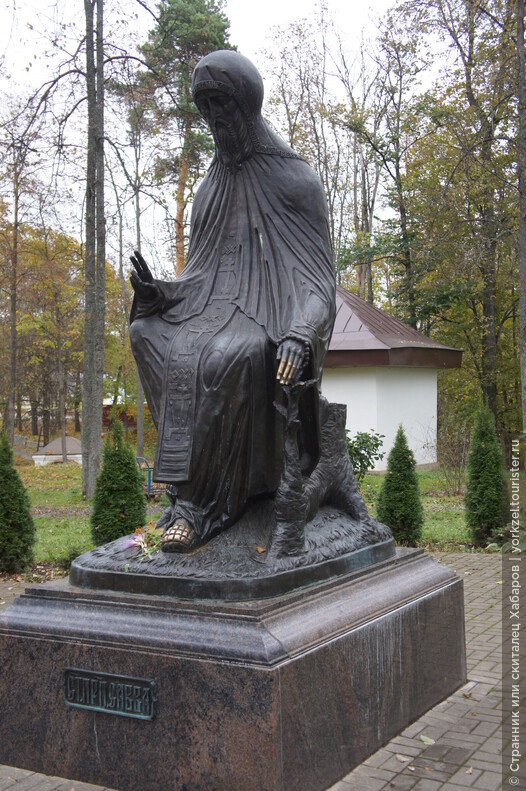 Перед входом в монастырь памятник Савве Сторожевскому