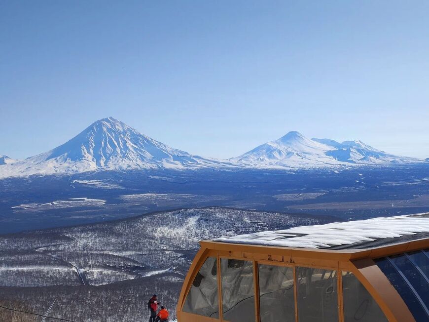 Вид с горы Морозной на Авачинский и Корякский вулканы
