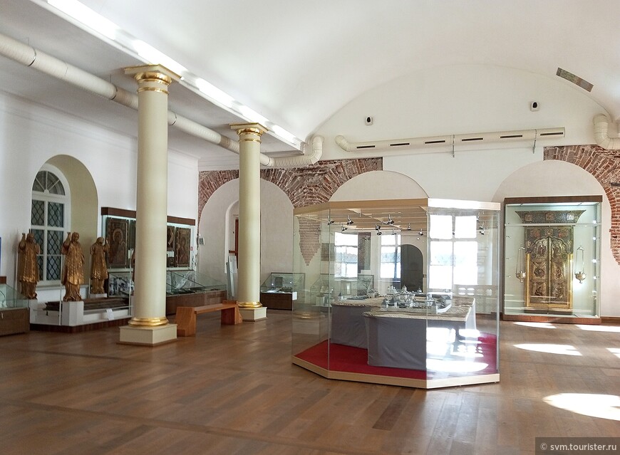 Экспозиция История Кирилло-Белозерского монастыря в главном колонном зале Трапезной палаты.