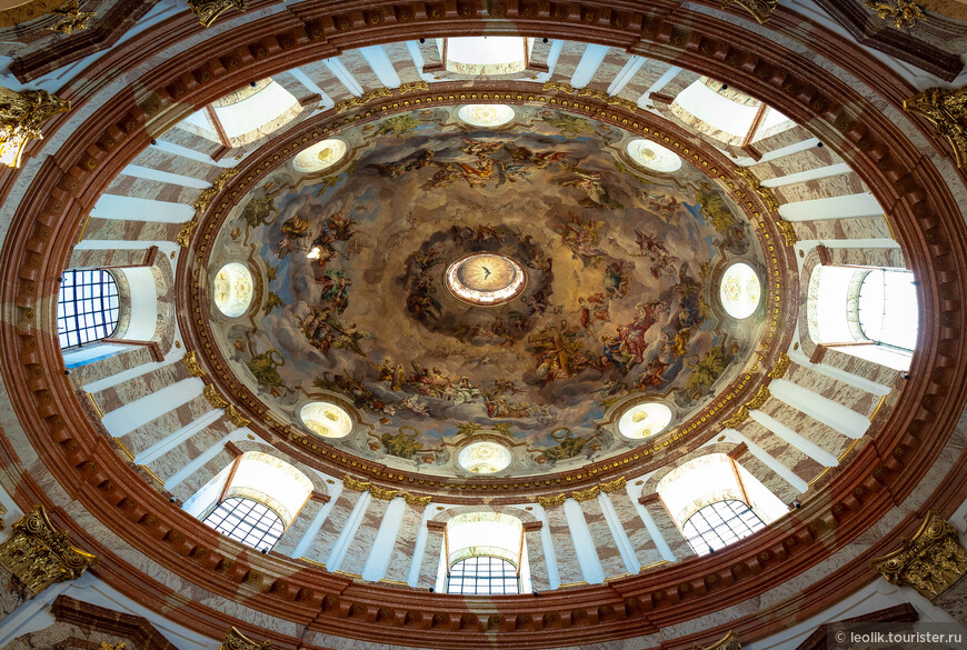 Поверхность купола на тему Апофеоза - вознесения Св. Карла на небеса, расписал в 1726—1729 годах живописец австрийского барокко Иоганн Михаэль Роттмайр из Зальцбурга, архитектурные детали изваял Гаэтано Фанти.
