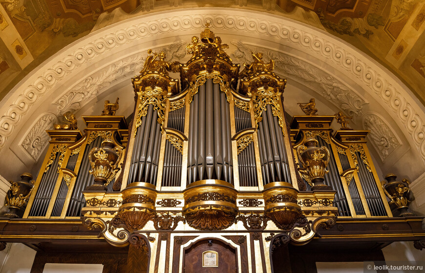 Церковный орган состоит из двух частей. В центре дугообразный орган в стиле барокко от 1739 года. Он окружен угловыми дополнениями от 1847 года, когда изменились требования к церковной музыке и потребовался орган с более крупным объемом.