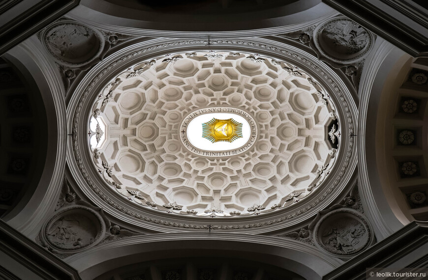 Потолок церкви св.Карла на площади Четырех фонтанов в Риме. Спроектирована Франческо Борромини. (Из поездки: декабрь 2022 года.)