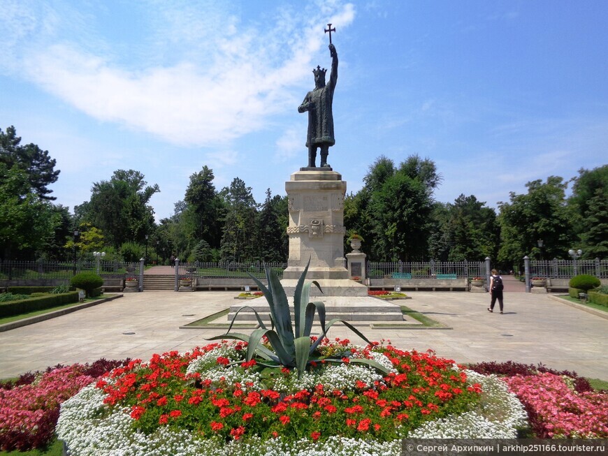 Красивый парк Стефана Великого в центре Кишинева