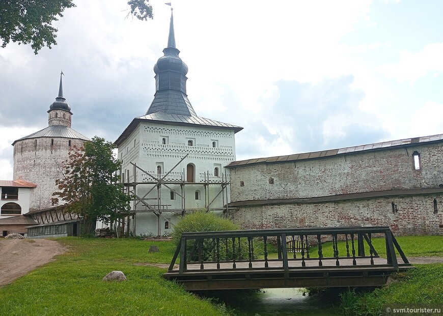 Глухая башня расположена в месте слияния речушки Свияги и Сиверского озера в ограде Ивановского монастыря.