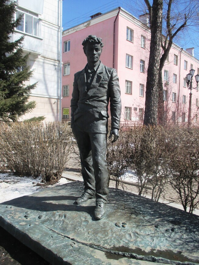 Памятник установлен в том же году, что и новый Александр III, - 2003-м. Очень хорош Вампилов в этом измятом пиджаке, с отогнутой полой... 