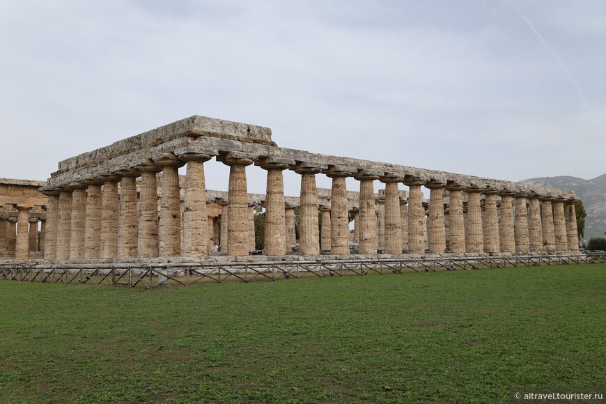 Храм Геры с частыми колоннами.